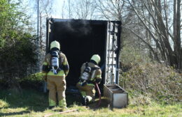 Felle brand verwoest auto in Marum Video