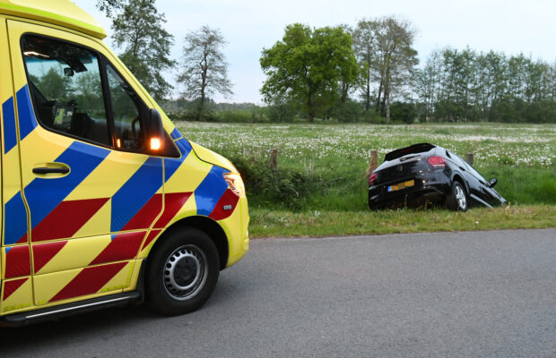 Auto in de sloot bij éénzijdig ongeval in Marum