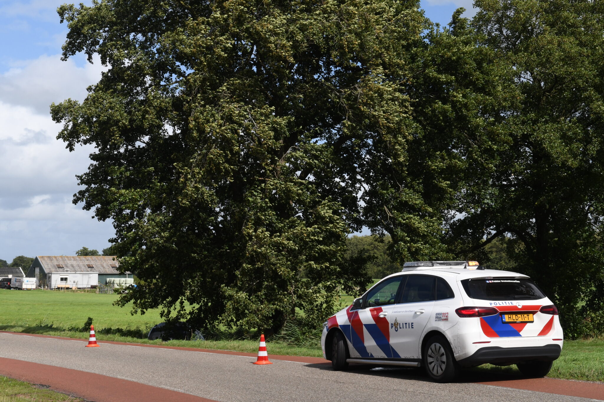 Auto slipt op N978 bij Midwolde