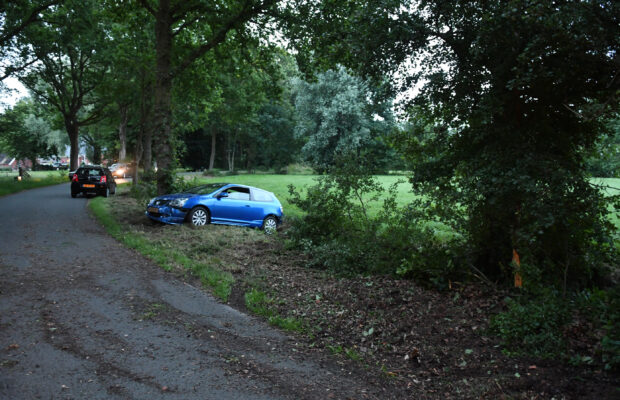 Auto in de sloot bij Marum