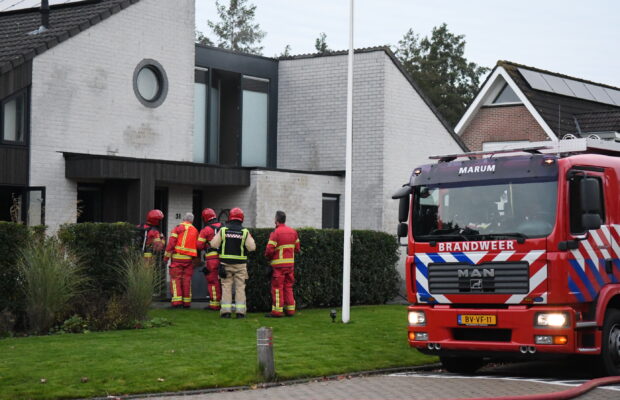 Brandweer blust meterkastbrand in Marum