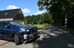 Auto botst met paardentrailer in Zevenhuizen