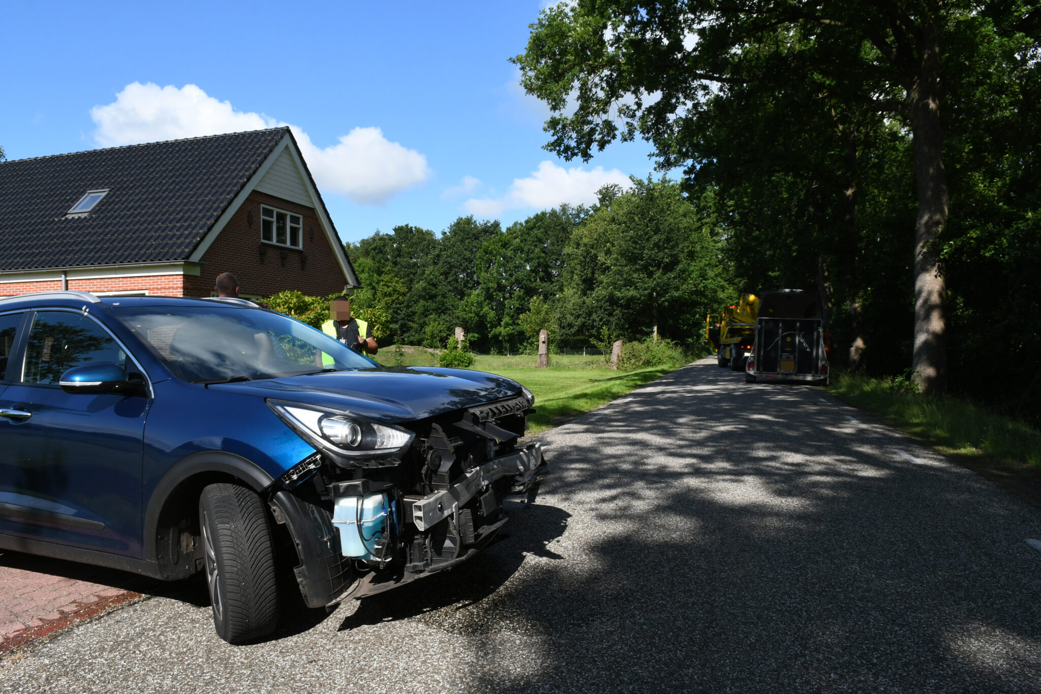 Auto botst met paardentrailer in Zevenhuizen
