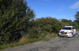 Bedrijfsauto uit de bocht in Doezum