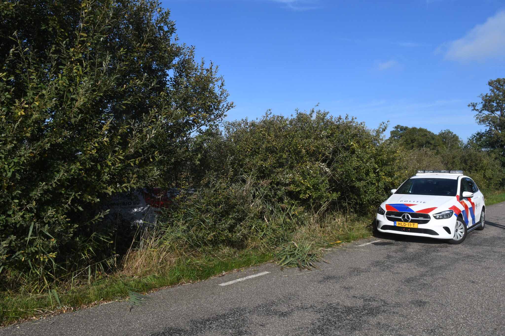 Bedrijfsauto uit de bocht in Doezum
