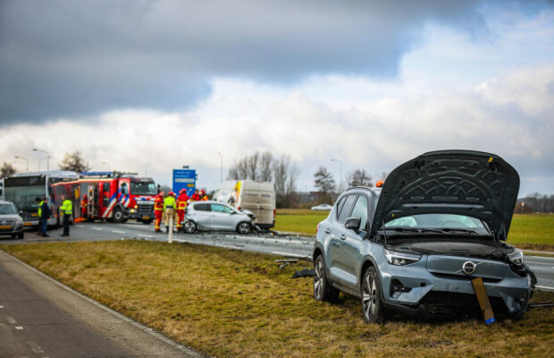 Meerdere auto’s botsen op Friesestraatweg bij Aduard, weg afgesloten