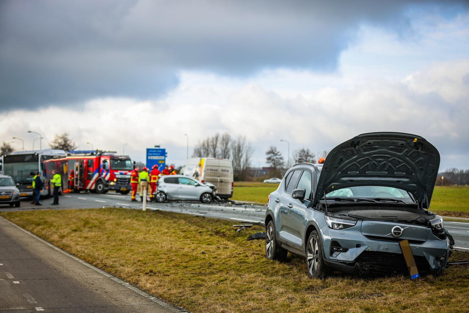 Meerdere auto’s botsen op Friesestraatweg bij Aduard, weg afgesloten