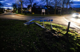 Automobilist rijdt verkeersbord en lantaarnpaal omver