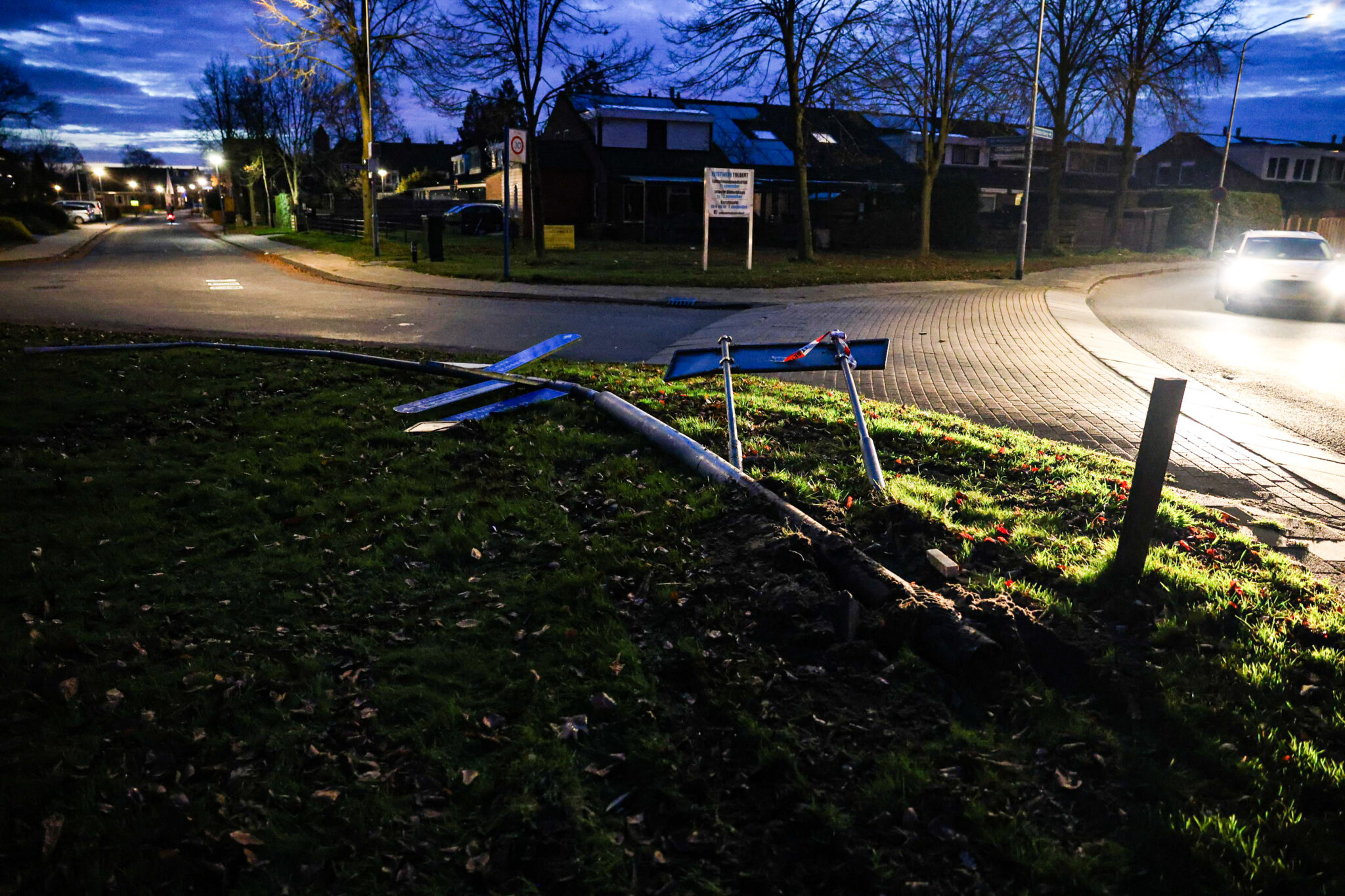 Automobilist rijdt verkeersbord en lantaarnpaal omver