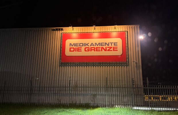 Politie en Douane bij inval in distributiecentrum Die Grenze in Peize