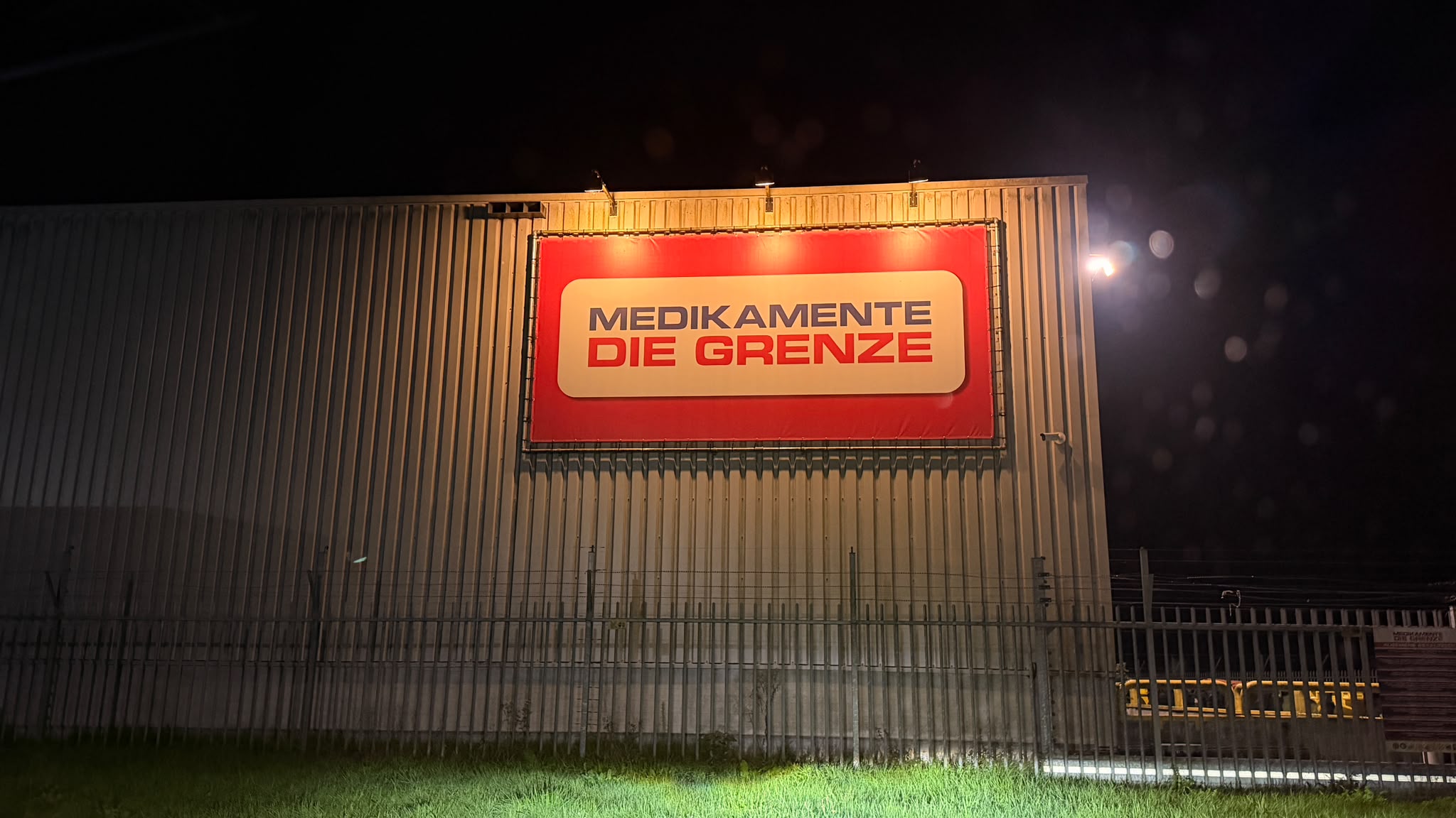 Politie en Douane bij inval in distributiecentrum Die Grenze in Peize
