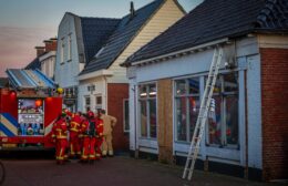 Brandweer blust brand in pellet kachel