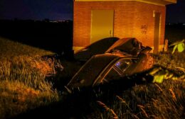 Auto belandt in sloot langs Noorderweg in Noordhorn