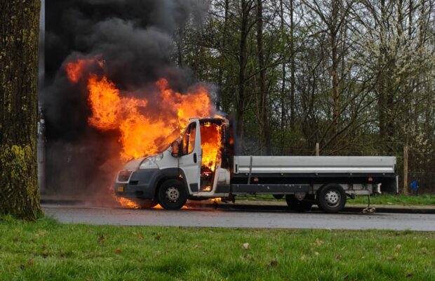 Kleine vrachtwagen gaat verloren bij felle brand Video