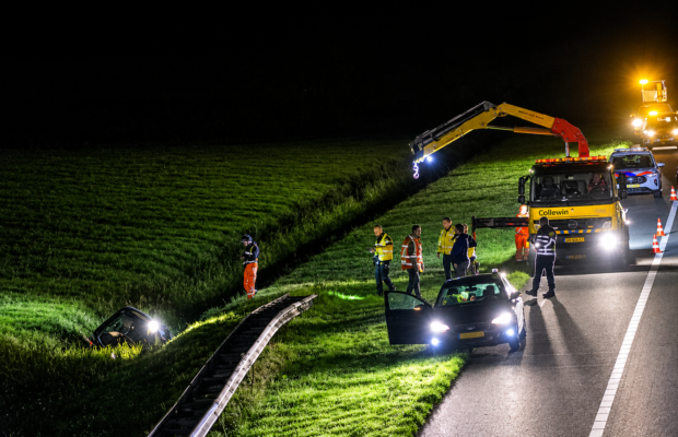 Automobilist belandt met auto in sloot langs A7 bij Marum