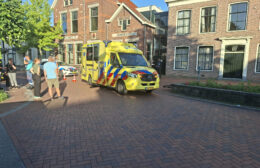 Fietser en auto botsen op Hoofdstraat in Grootegast