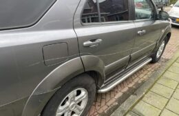 Auto’s bekrast in de Marktstraat in Marum
