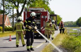 Brandweer blust bermbrand in Veenhuizen Video