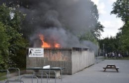 Fietsenstalling gaat in vlammen op in Leek Video