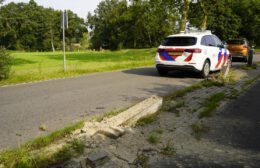 Automobilist botst op obstakels in Haule Video