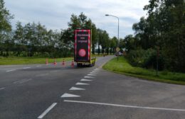 Auto en vrachtwagen botsen op Boerakkerweg