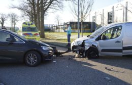 Auto’s botsen frontaal in Roden Video