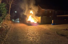 Brandweer blust containerbrand in Roden Video