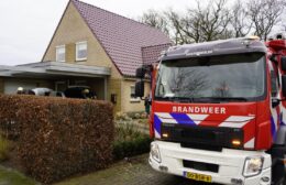 Auto in brand onder carport Video