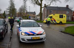 Auto en scooterrijder botsen in Leek
