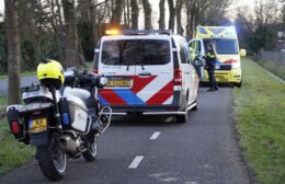 Fietsers botsen op Hoofdweg bij Een-West Video