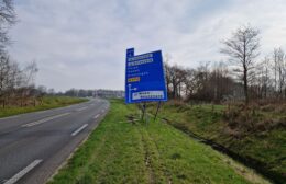 Automobiliste ramt ANWB bord op N372 bij Roden