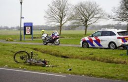 Auto contra fietser in Veenhuizen Video