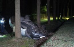 Auto over de kop na botsing met lantaarnpaal Video