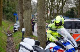 Auto tegen boom op Norgerweg Video