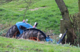 Tractor de sloot in op Hogeweg bij Zuidhorn