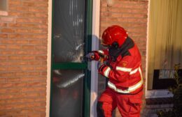 Pannetje op het vuur, bewoner staat buiten