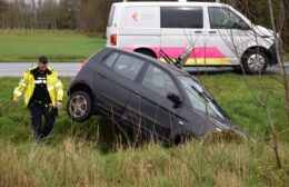 Auto van de weg in Roden Video