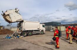 Brandweer Leek rukt uit voor rokende vuilniswagen