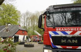 Schoorsteenbrand slaat door naar dak in Wijnjewoude Video