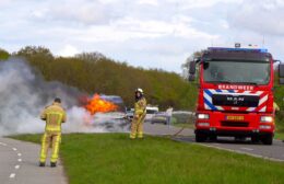 Auto gaat in vlammen op bij Een Video