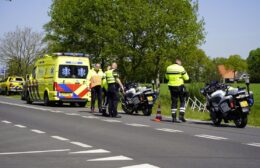 Auto en motor botsen bij Oosterwolde Video