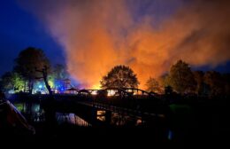 Grote brand verwoest gebouw speeltuin op landgoed Nienoord Video