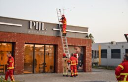 Brandweer Leek gealarmeerd voor kantoorbrand