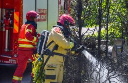 Brandweer Leek blust brand in coniferenhaag