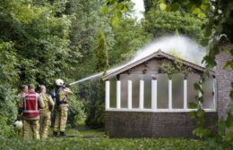 Tuinhuis beschadigd bij brand Video