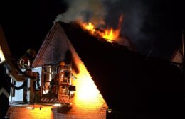 Uitslaande brand verwoest woning in Nijeholtpade Video