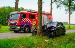 Auto botst tegen boom in Oldeberkoop Video