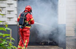 Brandweer blust brand op Industriepark in Leek