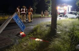 Automobiliste rijdt verkeersborden omver in Vries Video