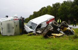 Bedrijfsauto’s belanden in sloot bij Bunne Video